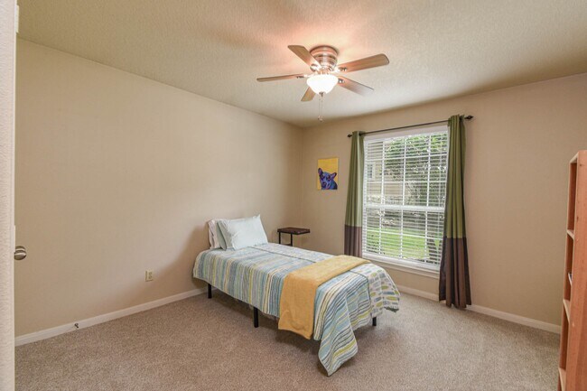 Building Photo - 203 Summer Pine Ct