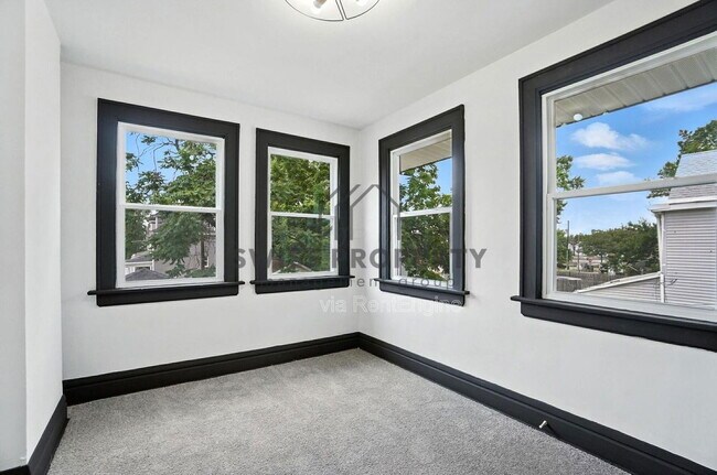 Building Photo - 889 E Livingston Ave