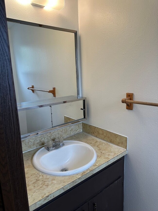Building Photo - 2 bedroom 1.5 bath duplex in Springfield!