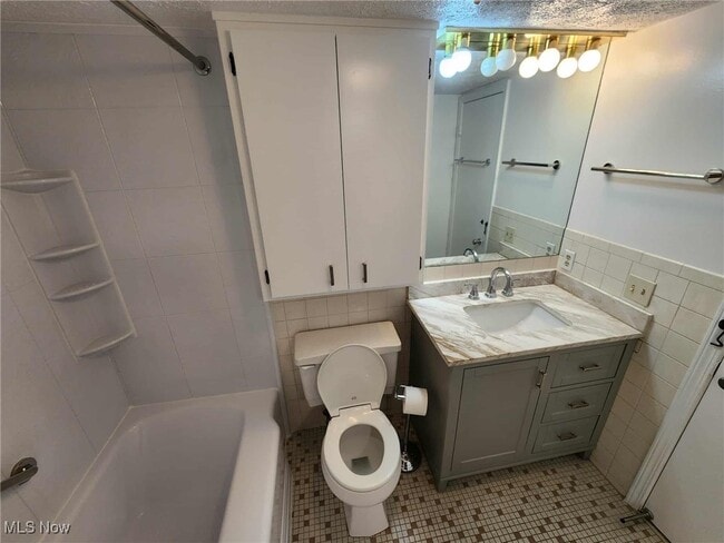 Building Photo - 6960 Carriage Hill Dr