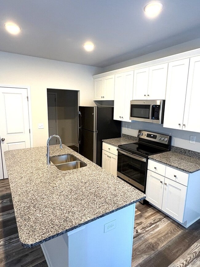 Building Photo - FIRST MONTH FREE - Stunning 3BR 2.5BA Home in Mooresville • 2 Car Garage