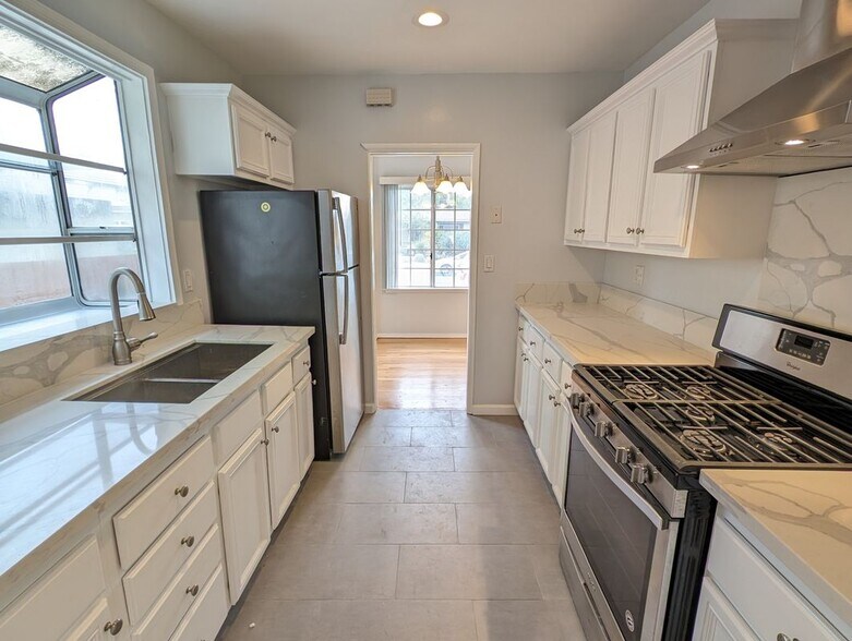 Building Photo - 2746 Thurman Ave.