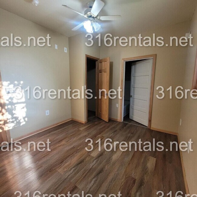 Building Photo - $1175 - 3 bed 2 bath - Single Family Home