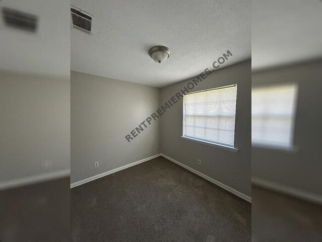 Building Photo - 916 S Rd