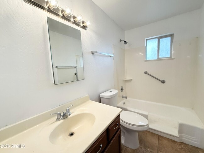 Building Photo - 512 N Valley Dr