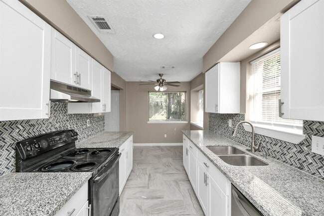 Building Photo - 13734 Cologne Dr
