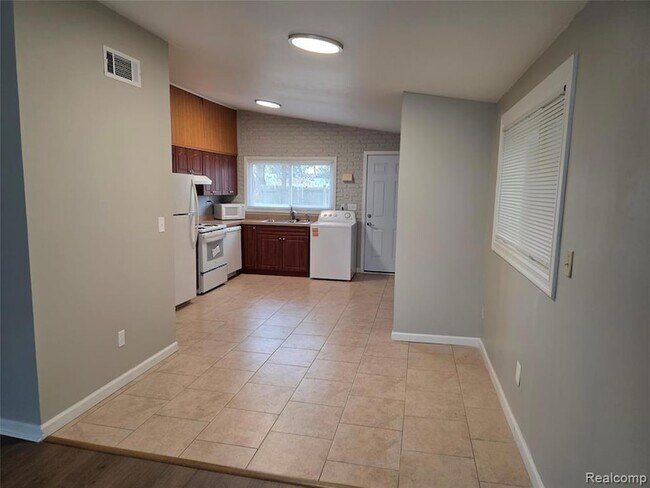 Building Photo - 261 Spring Park