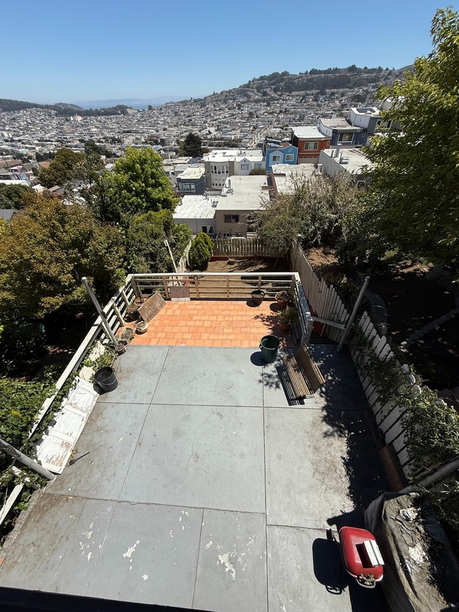 Building Photo - Spacious 3 Bedroom Home Minutes from City ...