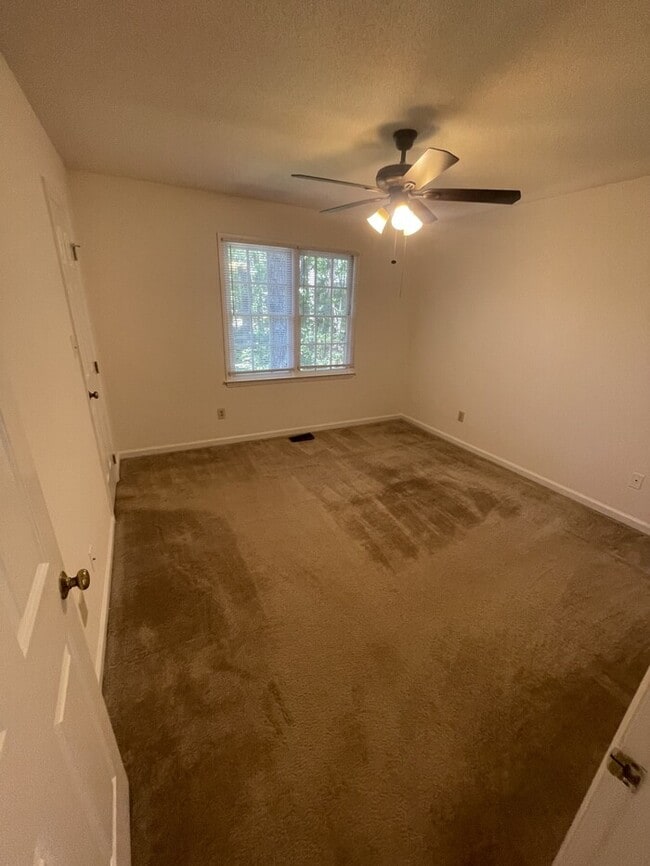 Building Photo - 2 bd 2.5 bath end unit townhome