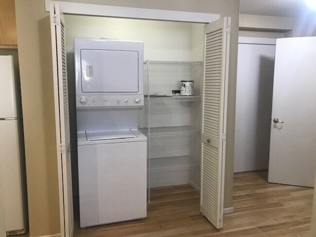 Building Photo - GROUND LEVEL 1 BR, 1 BA WHEEL CHAIR ACCESSIBLE UNIT!