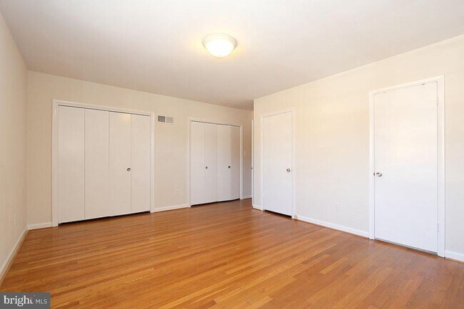 Building Photo - 6220 Robinwood Rd