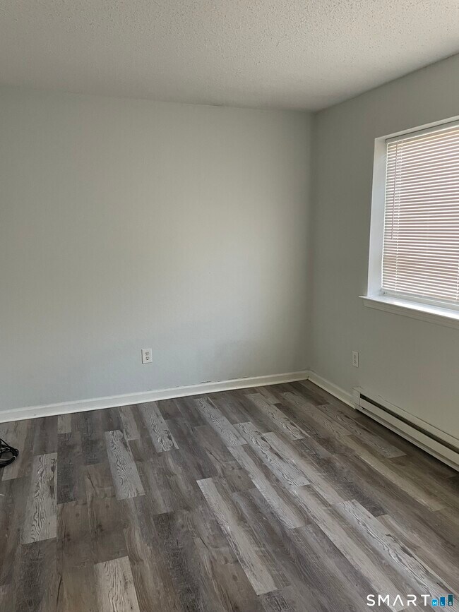 Building Photo - 925 Oronoke Rd