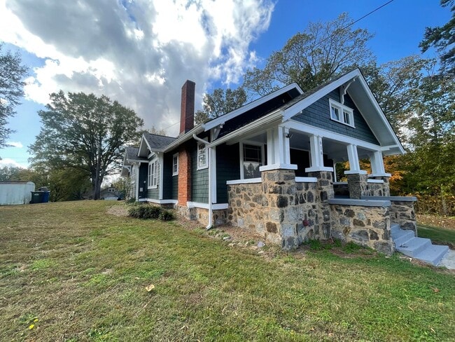 Building Photo - ?? COMING SOON ?? Charming 3 Bed / 1 Bath Bungalow – Prime Location Near Downtown Hickory