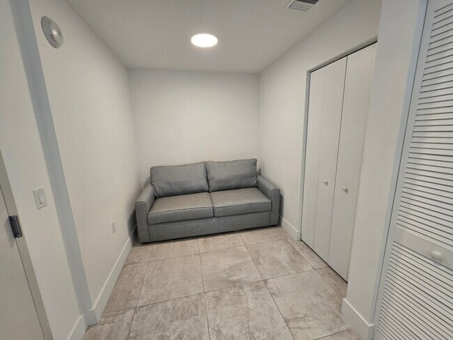 Building Photo - 190 SW 8th St