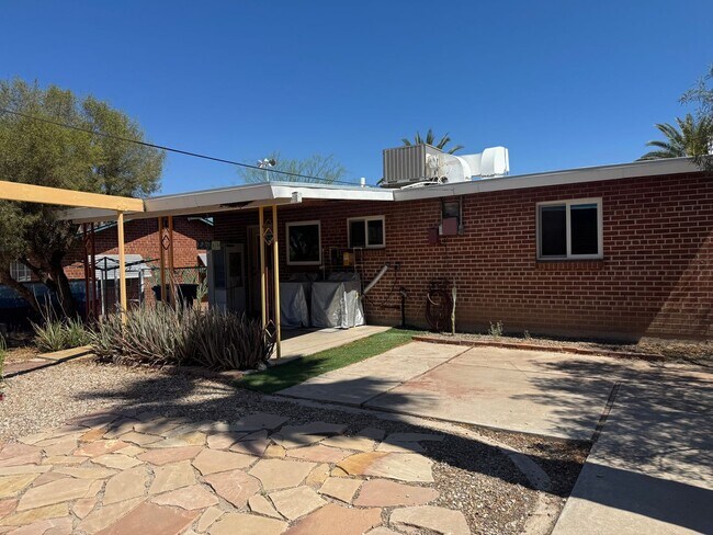 Building Photo - ALL UTILITIES INCLUDED Colorful & Eclectic 2 Bed / 1 Bath Home Near U of A