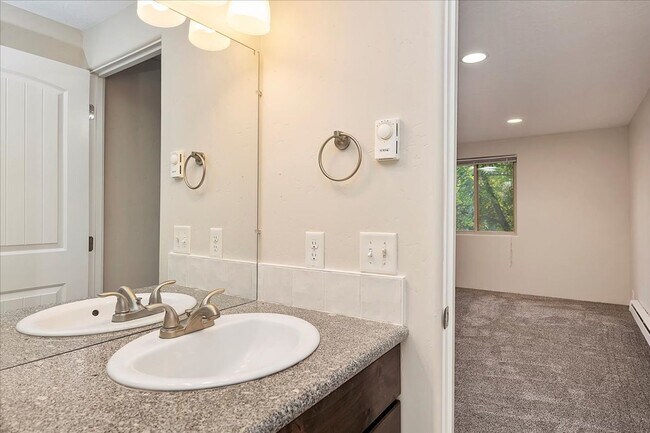 Building Photo - Exceptional 2 Bedroom, 2 Bathroom Apartment Living in Boise’s North End!