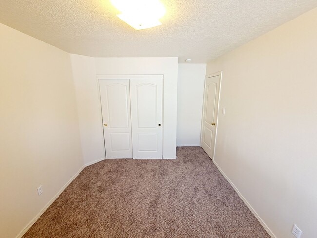 Building Photo - Gorgeous 4-bedroom, 2-bath home featuring ...