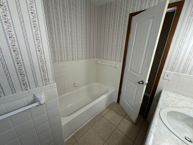 Building Photo - Beautiful  Home in Southeast Springfield