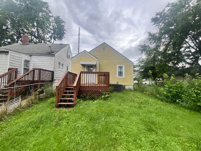 Building Photo - 826 W Whitney Ave
