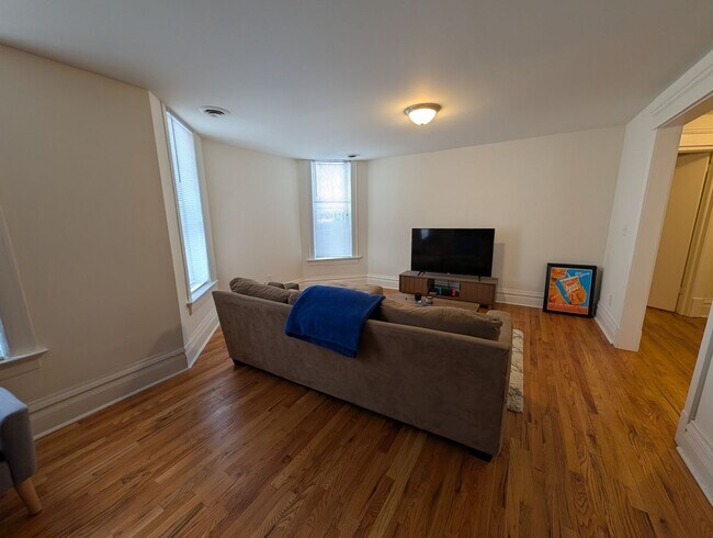 Building Photo - Wicker Park 2 BR, Prime Location, Fully Renovated