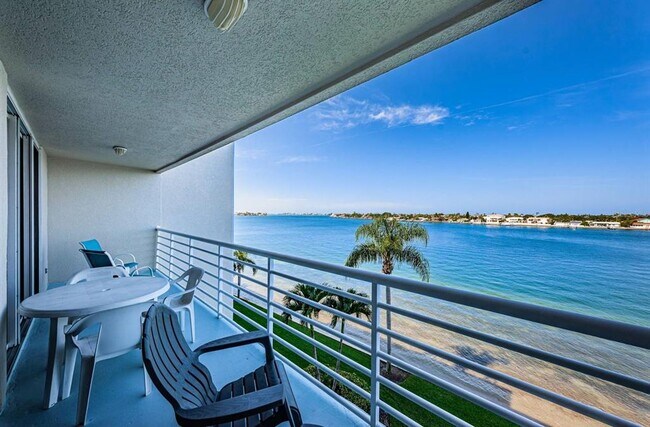 Building Photo - 6093 Bahia Del Mar Cir N
