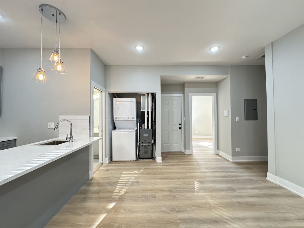Building Photo - 419 W Belden Ave