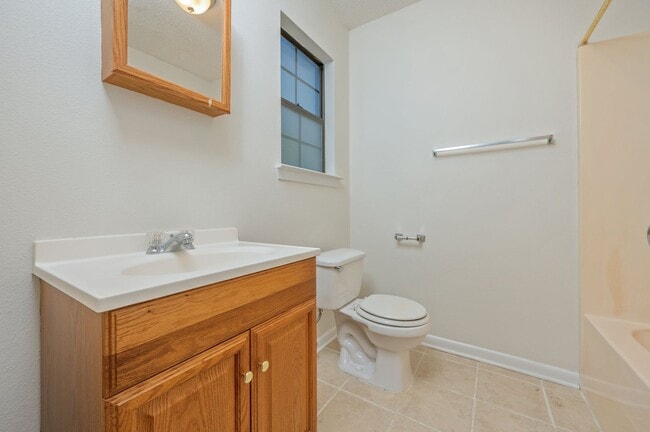 Building Photo - Cozy Duplex in the Heart of Niceville!