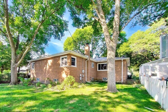 Building Photo - 539 S Evergreen Ave