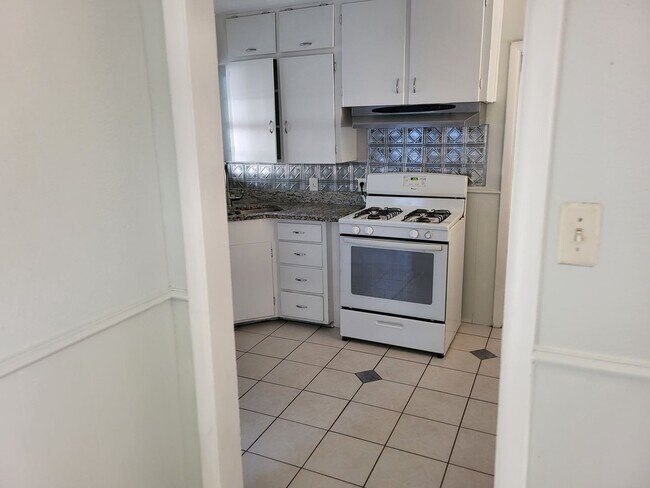 Building Photo - 614 Highland Ave