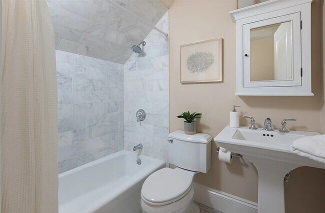 Building Photo - Bright & Spacious Unit with Natural Light