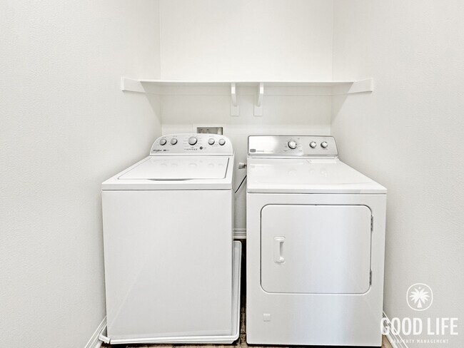 Building Photo - Beautiful 3B/2.5BA Townhouse in Imperial Beach with Loft, Private Patio & 2-Car Garage