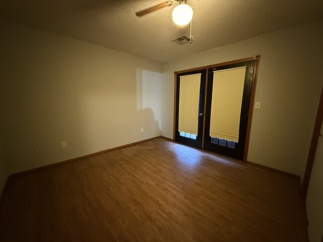 Building Photo - 2202 Crestwood Dr