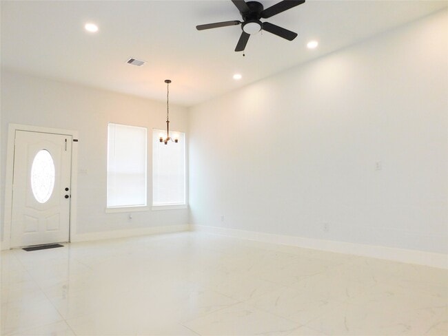 Building Photo - 7002 S Hall St