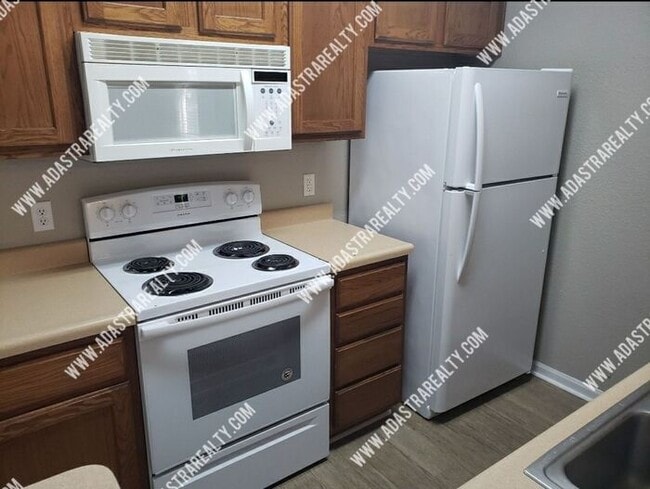Building Photo - Spacious Remodeled 2 Bed/2 Bath in Lawrenc...