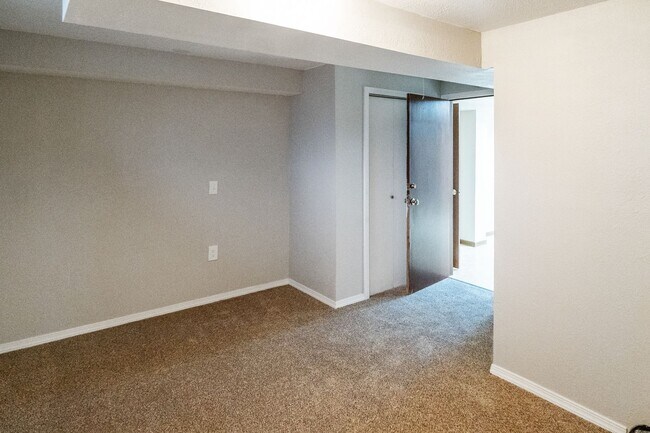 Building Photo - 1214 E 43rd Ave