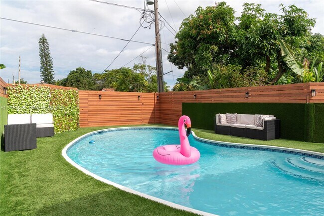 Building Photo - 1331 NE 160th St