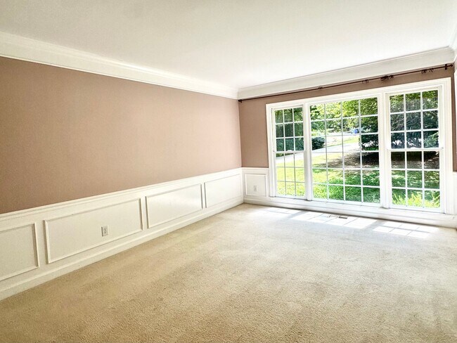 Building Photo - 4 Bed | 2.5 Bath House in Chapel Hill
