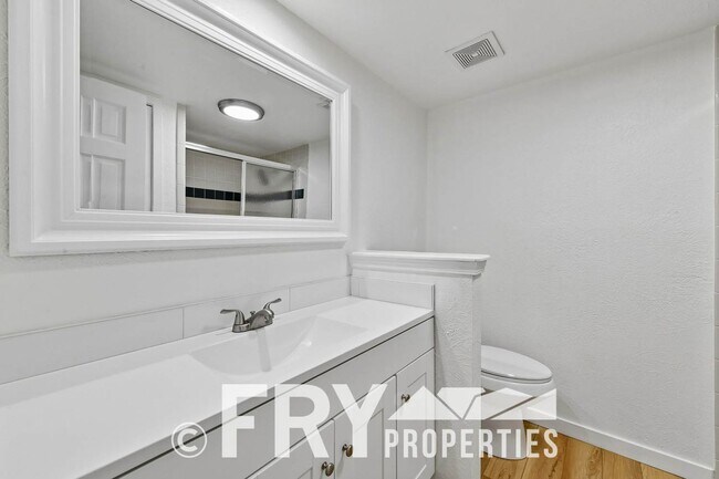 Building Photo - 14313 E Warren Pl