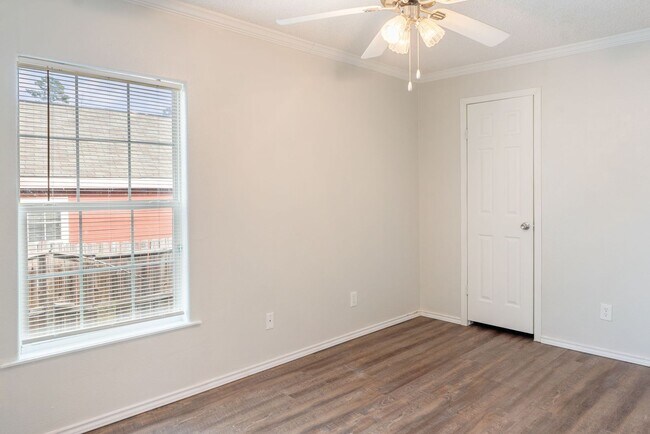 Building Photo - 115 Varsity Dr