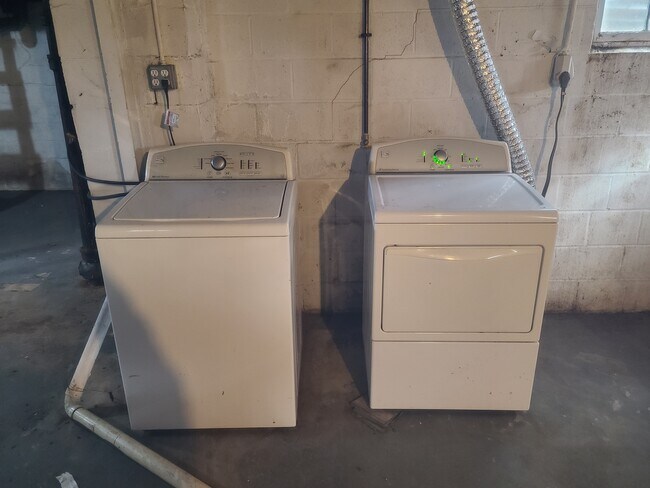 Building Photo - 8217 Belleview Ave