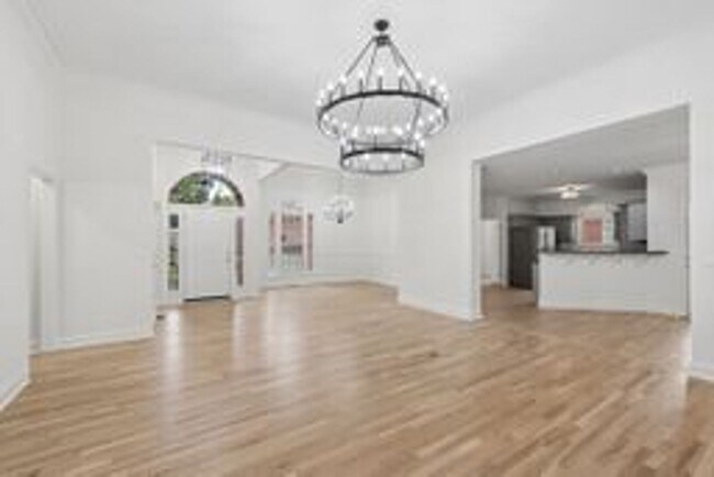 Building Photo - Beautiful Brentwood Home with Inground Pool on Quiet Cul-de-Sac