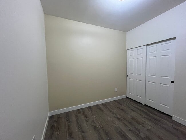 Building Photo - Sunny and Bright 2 Bedroom 1 Bathroom Cond...