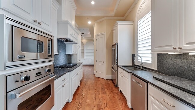 Building Photo - 1700 Sunset Blvd