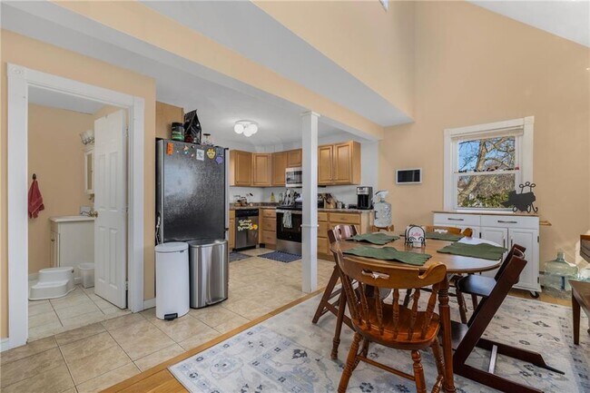 Building Photo - 1059 E Shore Rd