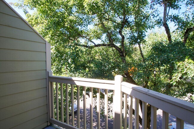 Building Photo - Totally Updated 2-Bed with Vaulted Ceiling...