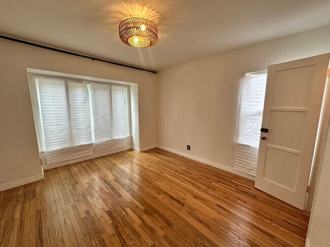 Building Photo - 3 Bedroom Home with Huge Backyard