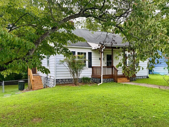 Building Photo - Two bedroom, 1 bath house in Burlington