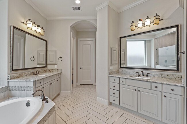 Building Photo - 5730 Balcones Ridge Ln