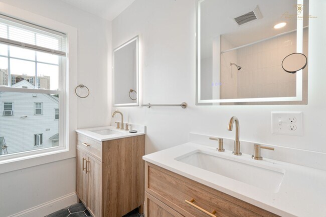 Building Photo - Beautifully Updated Two Bedroom Townhouse!