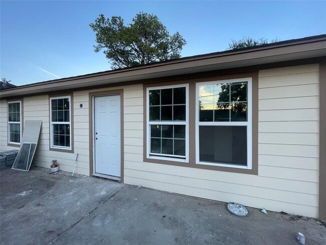 Building Photo - 7604 Kingsley St